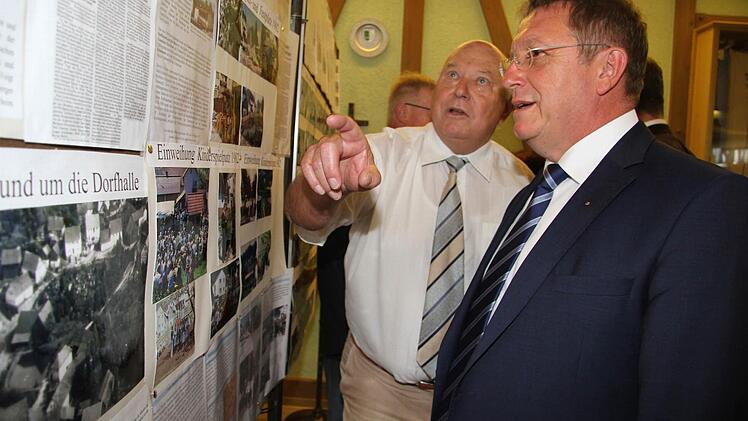 Dieter Fischer hat in einer Ausstellung die Geschichte der Kirchleuser Dorfhalle zusammengetragen - einst war auf dem Gelände der heutigen Dorfhalle der Feuerlöschteich, dann entstand eine Mehrzweckhalle und Milchsammelstelle. Foto: Sonny Adam