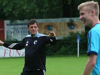 Fünf Tage nach seinem 47. Geburtstag wünscht sich Jahn-Trainer Michael Hutzler einen Sieg in Unterpleichfeld. Stürmer Dominik Zametzer (re.), der ebenfalls unter der Woche Geburtstag hatte, wird vermutlich nicht rechtzeitig fit.  Foto: Baumann