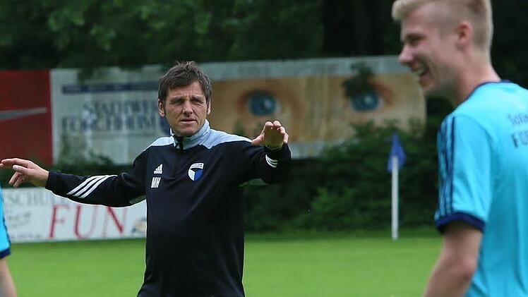Fünf Tage nach seinem 47. Geburtstag wünscht sich Jahn-Trainer Michael Hutzler einen Sieg in Unterpleichfeld. Stürmer Dominik Zametzer (re.), der ebenfalls unter der Woche Geburtstag hatte, wird vermutlich nicht rechtzeitig fit.  Foto: Baumann