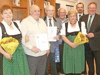 Die Geehrten von links: Inge Winkler, Jakob Dütsch, Heinz Dupke, Ehrenvorsitzender Günther Weber, Renate Kaspar, Schützenmeister Mark Trapper und Bürgermeister Volker Schmiechen Foto: Klaus-Peter Wulf
