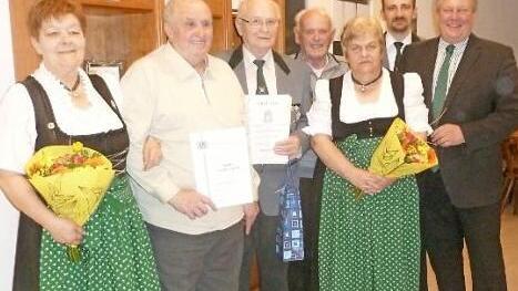 Die Geehrten von links: Inge Winkler, Jakob Dütsch, Heinz Dupke, Ehrenvorsitzender Günther Weber, Renate Kaspar, Schützenmeister Mark Trapper und Bürgermeister Volker Schmiechen Foto: Klaus-Peter Wulf