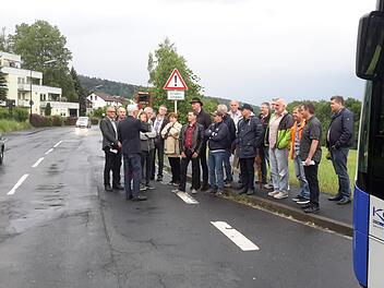 Gleich an mehreren Stationen tauschten sich die Bad Brückenauer Kommunalpolitiker mit Fachleuten vor Ort darüber aus, wie es mit der Planung bei der Erneuerung der Wernarzer Straße im Staatsbad weitergehen soll. Diskussionspunkte waren dabei in erster Linie die Gehwege und die Bushaltestellen. Rolf Pralle