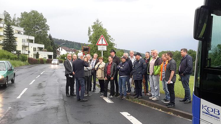 Gleich an mehreren Stationen tauschten sich die Bad Brückenauer Kommunalpolitiker mit Fachleuten vor Ort darüber aus, wie es mit der Planung bei der Erneuerung der Wernarzer Straße im Staatsbad weitergehen soll. Diskussionspunkte waren dabei in erster Linie die Gehwege und die Bushaltestellen. Rolf Pralle