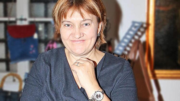 Aus Langspielplatten werden Handtaschen. Irina Triser aus Bad Neustadt  stellt sie her und verkaufte wie beim Kunsthandwerkermarkt. Foto: Dieter  Britz