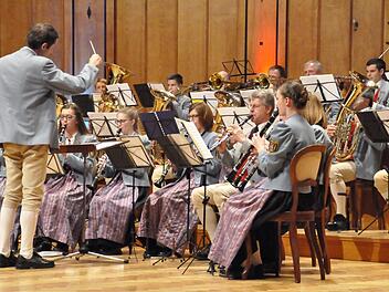 Die Steinacher Musikanten, unter der musikalischen Leitung von Bernd Borst, sind eine quirlige Truppe, die nicht nur auf der Bühne, sondern auch als Musikverein eine homogene Einheit bildet.  Foto: Peter Klopf