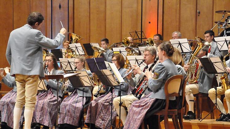 Die Steinacher Musikanten, unter der musikalischen Leitung von Bernd Borst, sind eine quirlige Truppe, die nicht nur auf der Bühne, sondern auch als Musikverein eine homogene Einheit bildet.  Foto: Peter Klopf