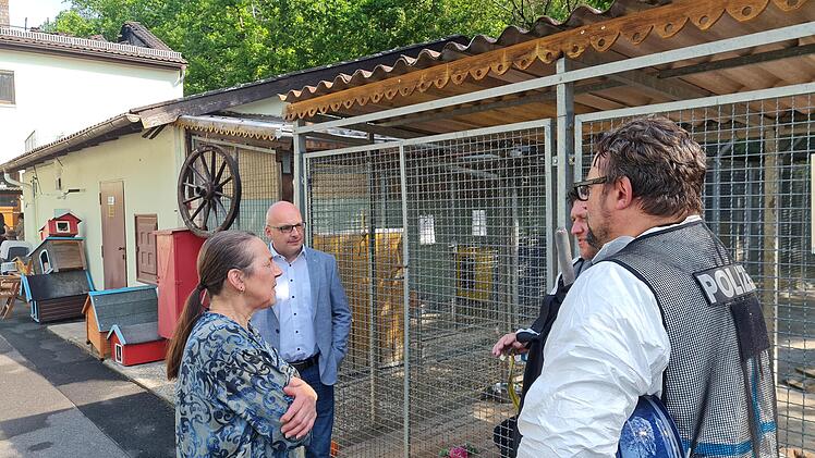 Ursula Boehm im Gespräch mit Bürgermeister Michael Kastl und Brandermittlern der Kripo Schweinfurt. Foto: Susanne Will