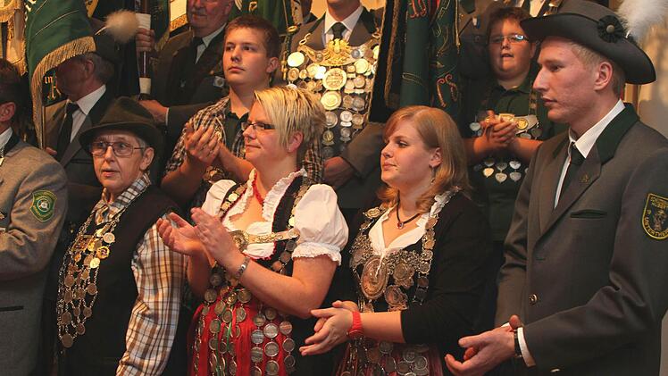 Majestäten aus Untertheres und Zeil, von rechts Fabian Schmitt, Eva Pfaff und Kerstin Althammer aus Untertheres sowie Schützenkönigin Lieselotte Mayer aus Zeil.