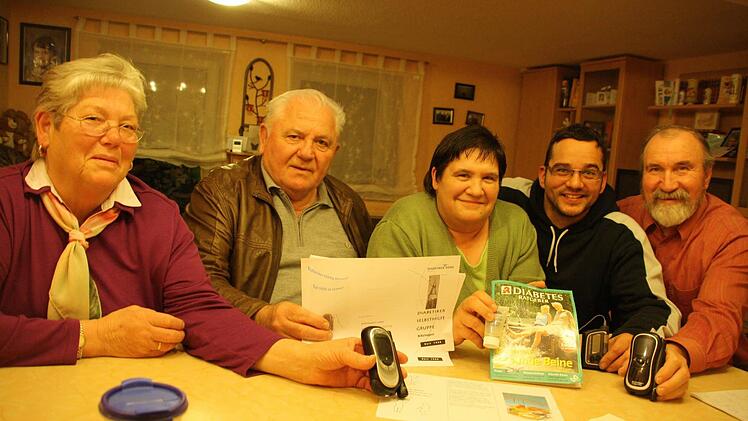 Ingeborg Göb, Karlheinz Schmitt, Elfriede Ringelmann, Harald Stier und Franz Ringelmann präsentieren ihr "Zuckerzeug".