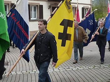 Am Festzug zur Zecherhalle beteiligten sich in Neukenroth zahlreiche KAB-Ortsverbände mit ihren Fahnen. Fotos: Gerd Fleischmann