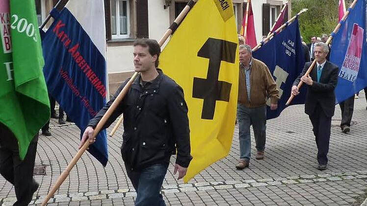 Am Festzug zur Zecherhalle beteiligten sich in Neukenroth zahlreiche KAB-Ortsverbände mit ihren Fahnen. Fotos: Gerd Fleischmann