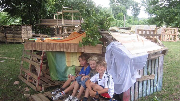 Gabriel, Matthäus und Moritz vor ihrer Chill-Out-Hütte. Foto: Spielmobil