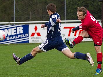 Adrian Lieb vom TSV Neukenroth (rechts) wird auch weiter in der Kreisliga spielen. Er ist zum ASV Kleintettau gewechselt. Foto: Archiv/Heinrich Weiß
