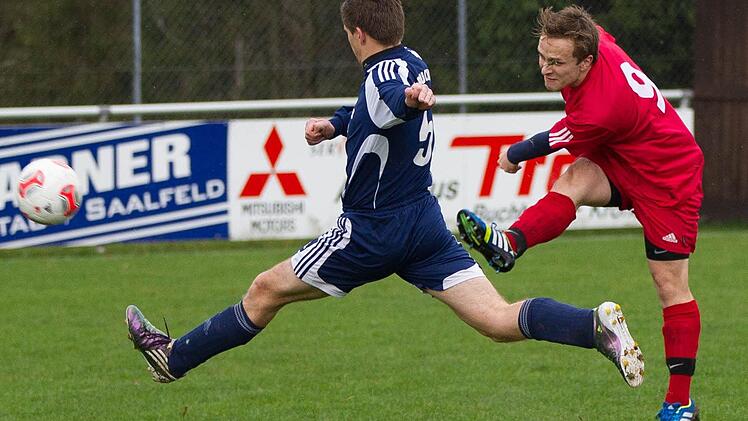 Adrian Lieb vom TSV Neukenroth (rechts) wird auch weiter in der Kreisliga spielen. Er ist zum ASV Kleintettau gewechselt. Foto: Archiv/Heinrich Weiß