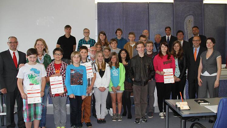 Die Preisträger des Energie-Förderpreises zusammen mit Vertretern ihrer Kommunen, des Landkreises und der Sponsoren.  Foto: Gerda Völk