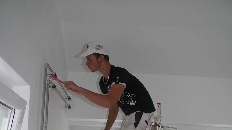 Maler Andy Weissmann sorgt im Sanitärbereich für frische Farbe