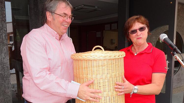 Bernhard Ruß überreichte an Adele Dütsch den ersten Preis im Quiz.