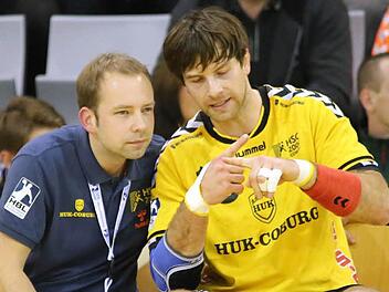 Trainer Jan Gorr bespricht sich auf der Bank mit Tomas Riha. Der HSC besiegte Baunatal mit 27:22. Fotos: Timo Geldner
