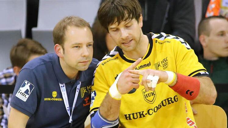 Trainer Jan Gorr bespricht sich auf der Bank mit Tomas Riha. Der HSC besiegte Baunatal mit 27:22. Fotos: Timo Geldner
