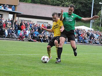 Auf sein Mitwirken hofft man beim FC Thulba: Tobias Huppmann (links, im Spiel gegen Abtswind), der nach der Pause angeschlagen vom Platz musste. Foto: Hopf