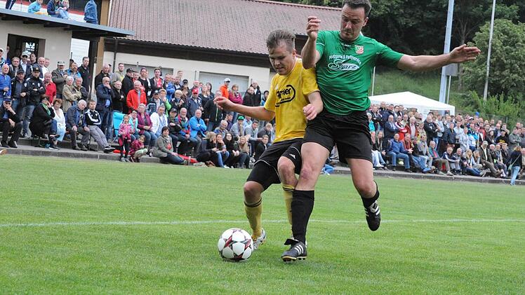 Auf sein Mitwirken hofft man beim FC Thulba: Tobias Huppmann (links, im Spiel gegen Abtswind), der nach der Pause angeschlagen vom Platz musste. Foto: Hopf