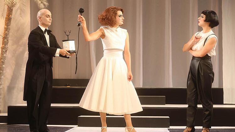 Szene aus "Ball im Savoy" am Landestheater CoburgFoto: Henning Rosenbusch