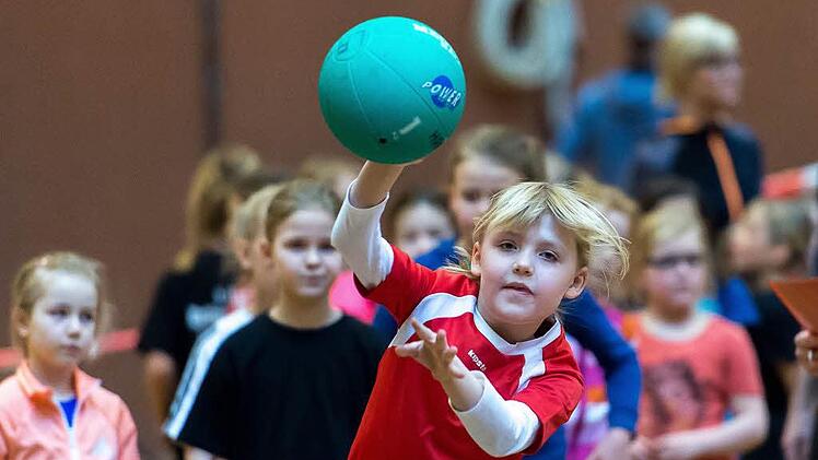 Hannah Thürmer (SV Ramsthal) (Münnerstadt) beim Medizinball-Stoßen. Foto: Anand Anders
