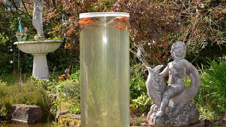 Im Garten der Familie Schmitt stehen einige selbst gebaute Teile, wie diese Wassersäule im Teich. Foto: Kathrin Kupka-Hahn