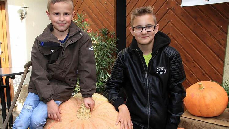 Erster und Fünfter: Nico Wagner (links) als Gewinner des Kürbiswettbewerbs mit seinem Bruder Luca (Fünfter). Foto: Bertram Wagner