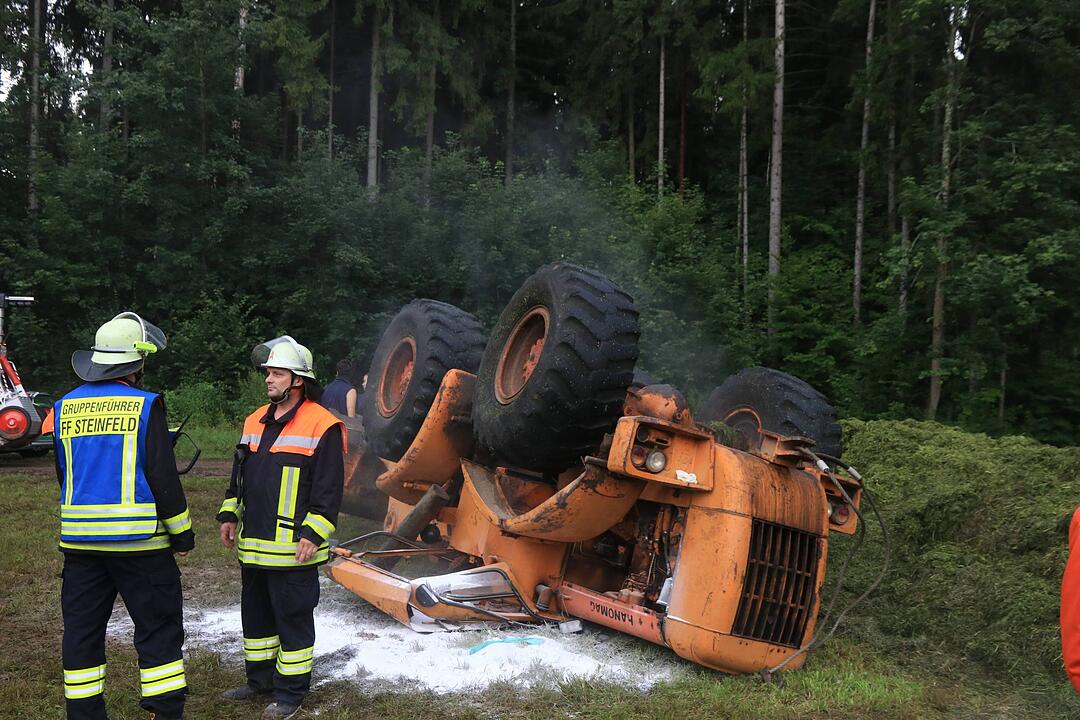Radlader kippt im Kreis Bamberg um
