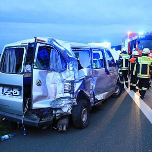 Autotransporter kracht in Stauende
