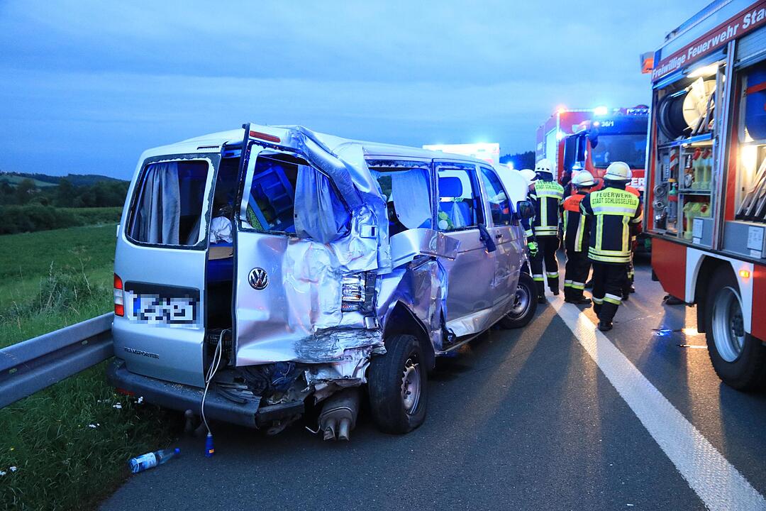 Autotransporter kracht in Stauende