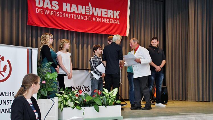 Klaus Kemmer, stellvertr. Obermeister der Bäcker gratuliert. Foto: Werner Vogel