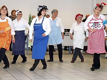 Das bisschen Haushalt - vorgetanzt von der Tanzgruppe Ü50 Foto: Johanna Blum