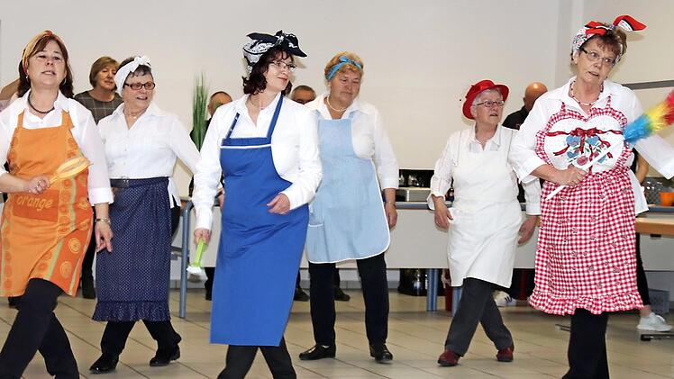 Das bisschen Haushalt - vorgetanzt von der Tanzgruppe Ü50 Foto: Johanna Blum
