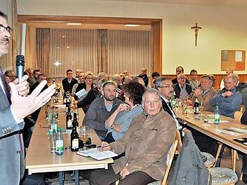 Der Nüdlinger Bürgermeister Harald Hofmann (links) legte während der Bürgerversammlung in Nüdlingen seinen Rechenschaftsbericht vor. Danach stellten die Bürger Fragen zu Bauprojekten, Waldnutzung und anderen Themen.  Foto: Sigismund von Dobschütz