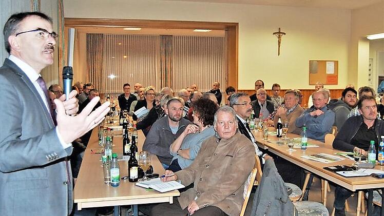 Der Nüdlinger Bürgermeister Harald Hofmann (links) legte während der Bürgerversammlung in Nüdlingen seinen Rechenschaftsbericht vor. Danach stellten die Bürger Fragen zu Bauprojekten, Waldnutzung und anderen Themen.  Foto: Sigismund von Dobschütz