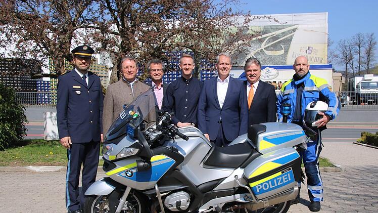 In Kulmbach ist man für die Sternfahrt gerüstet. Unser Bild zeigt (von links) Polizeipräsident Alfons Schieder, den Kulmbacher Oberbürgermeister Henry Schramm, Michael Schmid  und Johannes Schaller vom Organisationsteam, Brauerei-Vorstand Markus Stodden, Landrat Klaus Peter Söllner sowie Markus Löhlein von der Motorradstaffel der oberfränkischen Polizei. Foto: Katrin Geyer