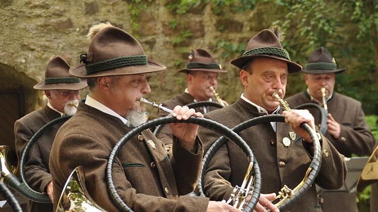 Die Parforcehorngruppe des Jägervereins Bad Kissingen. Foto: Peter Klopf