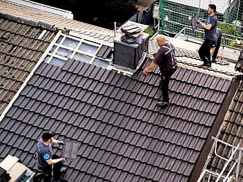Auch in Corona-Zeiten haben sie viel zu tun: Dachdecker sollen nun mehr Geld für ihre Arbeit bekommen. Foto: IG BAU