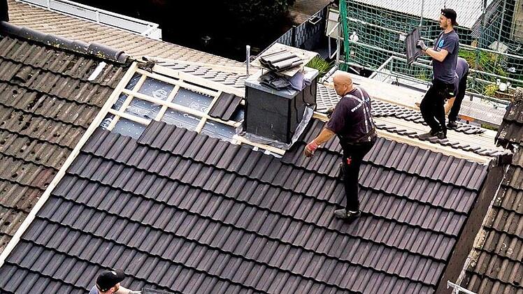 Auch in Corona-Zeiten haben sie viel zu tun: Dachdecker sollen nun mehr Geld für ihre Arbeit bekommen. Foto: IG BAU