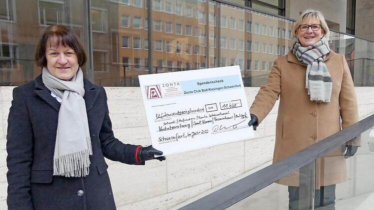 Schatzmeisterin Susanne Kreuzinger (links) und Pr&auml;sidentin Doris Engelhardt mit dem Spendenscheck &uuml;ber insgesamt 11&nbsp;600 Euro, die an verschiedene besondere und gemeinn&uuml;tzige Institutionen, Einrichtungen und Organisationen gingen.