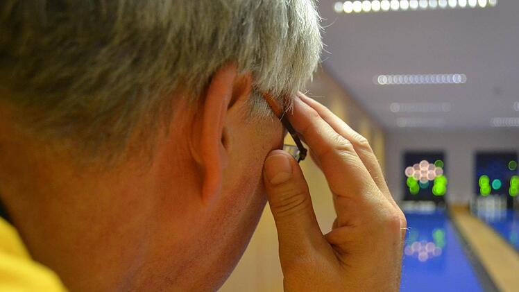 Harald Rüger  demonstriert Konzentration vor dem Wurf...