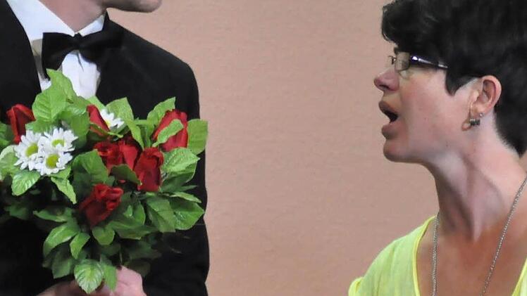 Blumen vom aufdringlichen Verehrer Julius Knittel (Andreas Voll) für Freudenmädchen Katja (Evi Kai-ser).