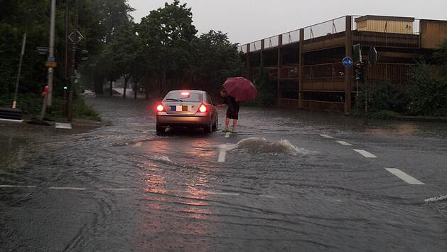 In der Münchener Straße in Erlangen stand am Sonntag das Wasser kniehoch. Foto: Stefan Reinmann
