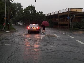 In der Münchener Straße in Erlangen stand am Sonntag das Wasser kniehoch. Foto: Stefan Reinmann