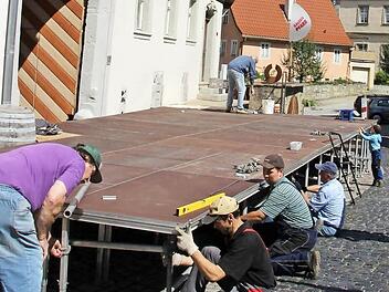 Viele fleißige Helfer schafften den Bühnenaufbau in neuer Rekordzeit. Foto: Heike Beudert