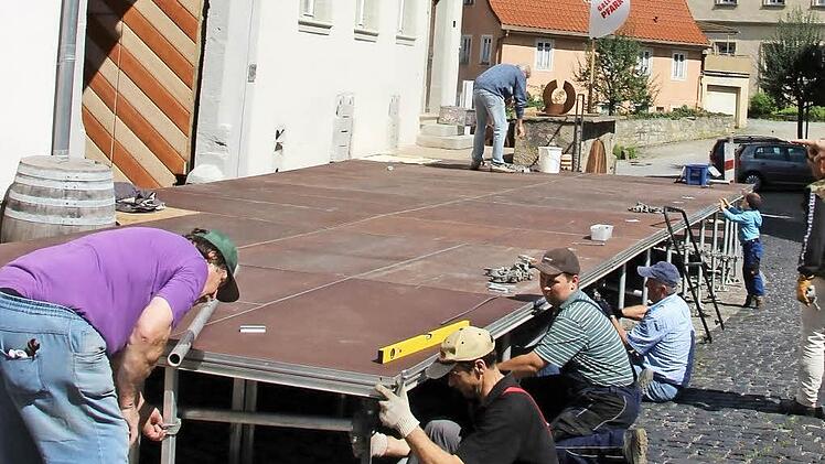 Viele fleißige Helfer schafften den Bühnenaufbau in neuer Rekordzeit. Foto: Heike Beudert