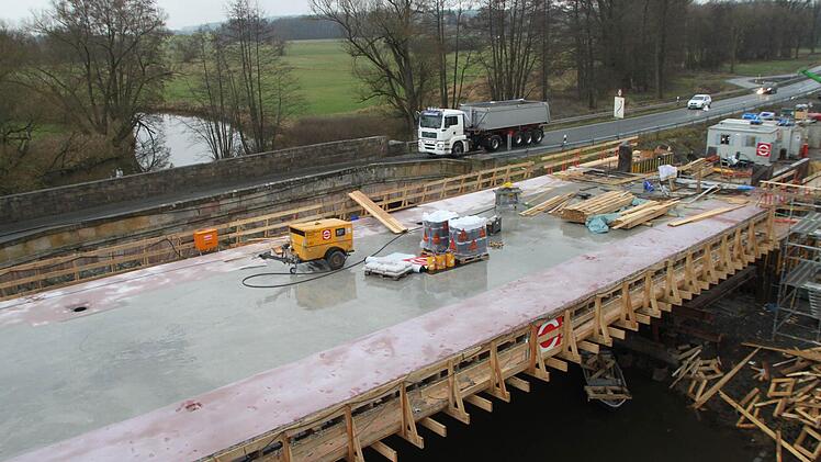 Die Brücken-Baustelle wird winterfest gemacht.