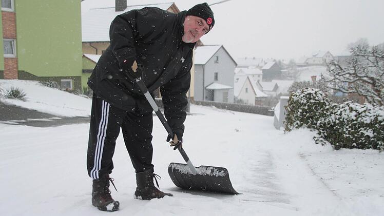 Kommt seiner Räumpflicht nach: Helmut Schmidt aus Ludwigschorgast.